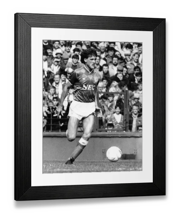 Framed Print : Kevin Langley Everton Football player in action at Goodison Park September 1986 Framed Print : Kevin Langley Everton Football player in action at Goodison Park September 1986