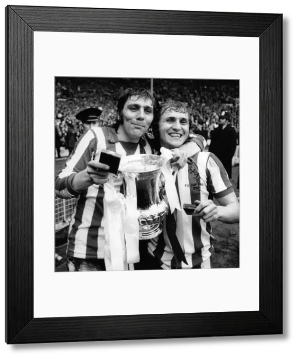 Framed Print : Ian Porterfield (left) and Dennis Tueart of Sunderland celebrate after winning FA Cup Framed Print : Ian Porterfield (left) and Dennis Tueart of Sunderland celebrate after winning FA Cup