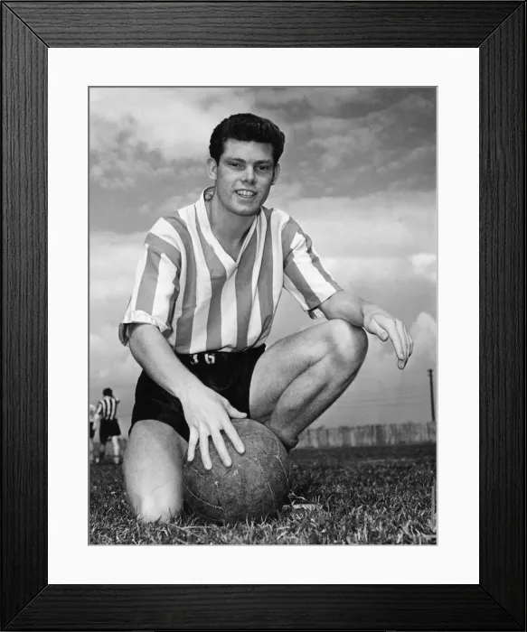 Framed Print : Len Ashuret Sunderland Football Player Circa 1955 Framed Print : Len Ashuret Sunderland Football Player Circa 1955