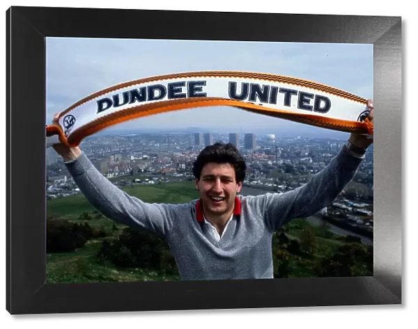 Ralph Milne waving Dundee United scarf January 1987