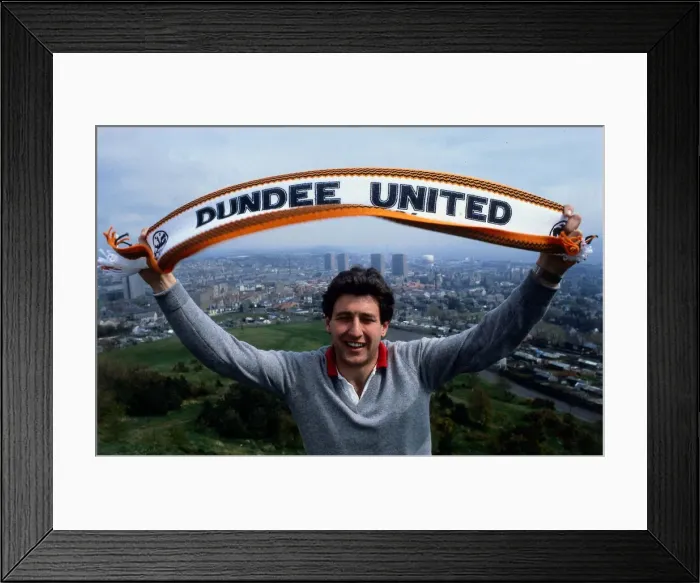 Framed Print : Ralph Milne waving Dundee United scarf January 1987 Framed Print : Ralph Milne waving Dundee United scarf January 1987