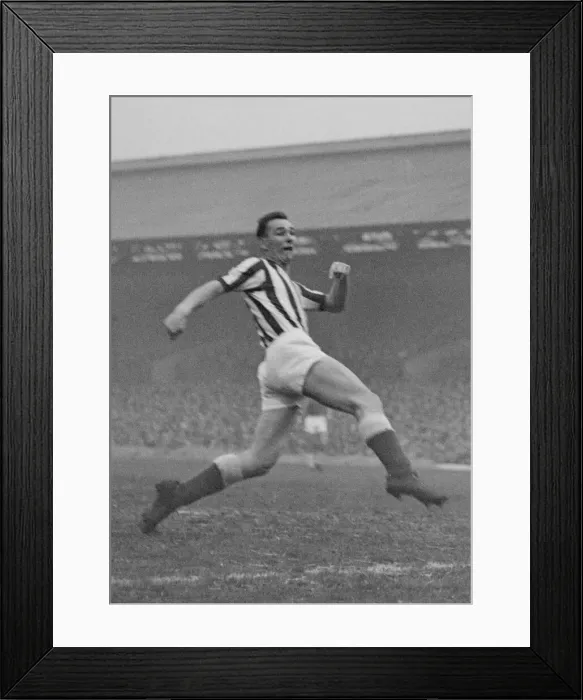 Framed Print : Sunderland v Cardiff 1962 / 63. Sunderlands Brian Clough in action against Cardiff Framed Print : Sunderland v Cardiff 1962 / 63. Sunderlands Brian Clough in action against Cardiff