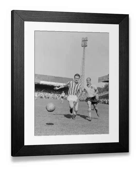 Framed Print : Norwich City v Sunderland Division Two 1961  /  62 Jimmy Hill of Norwich (Right