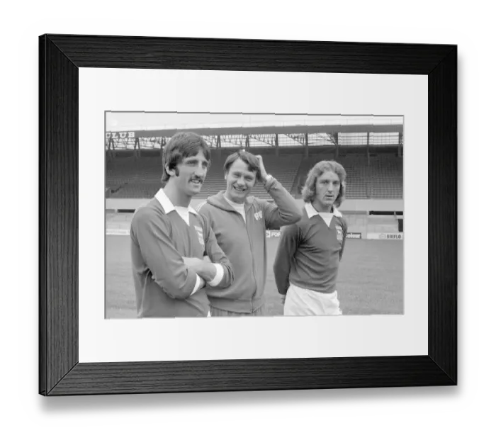 Framed Print : Bobby Robson Ipswich Town Manager with players David Johnson (l) and Kevin Beatie (r