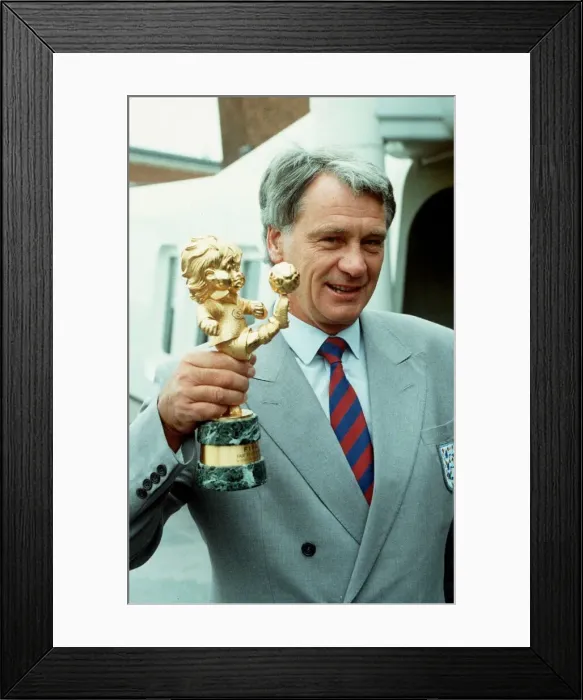 Framed Print : Bobby Robson former England Manager, pictured after being presented with FIFA Framed Print : Bobby Robson former England Manager, pictured after being presented with FIFA
