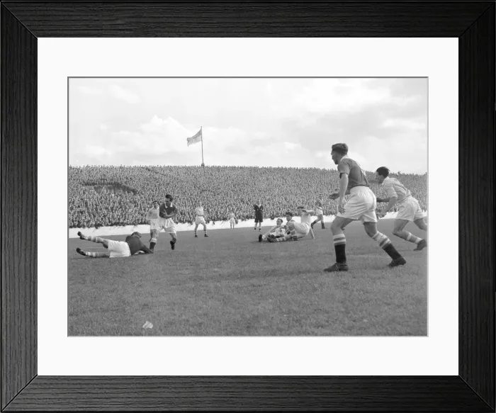 Framed Print : Manchester City v Chelsea Division One 1954 / 55. Chelsea Framed Print : Manchester City v Chelsea Division One 1954 / 55. Chelsea