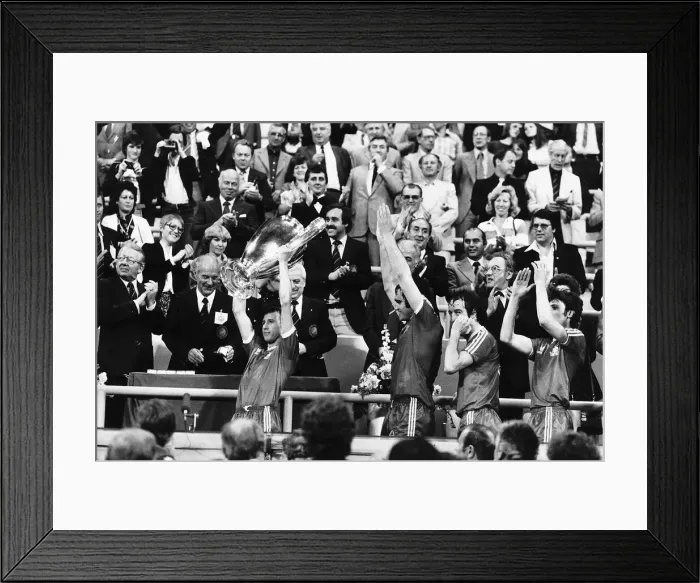 Framed Print : Nottingham Forest captain John McGovern lifts the trophy with team mates behind after