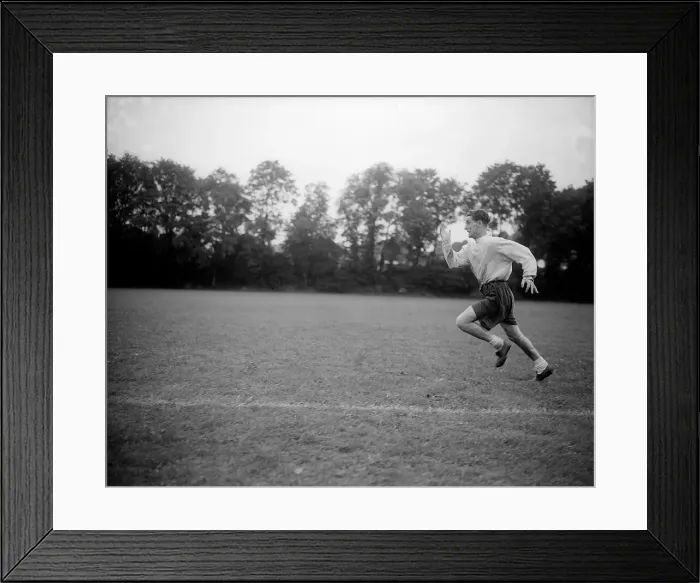 Framed Print : Little Tommy Harmer August 1957 Tottenham Hotspurs Football Player puts on a spurt Framed Print : Little Tommy Harmer August 1957 Tottenham Hotspurs Football Player puts on a spurt