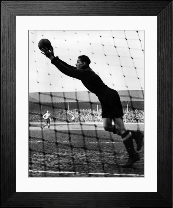 Framed Print : Ted Ditchburn the Spurs goalkeeper chosen to play for England. Circa 1948