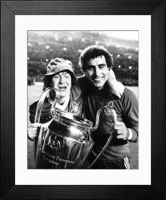 Framed Print : Nottingham Forest players John Robertson and Peter Shilton celebrate with the trophy Framed Print : Nottingham Forest players John Robertson and Peter Shilton celebrate with the trophy