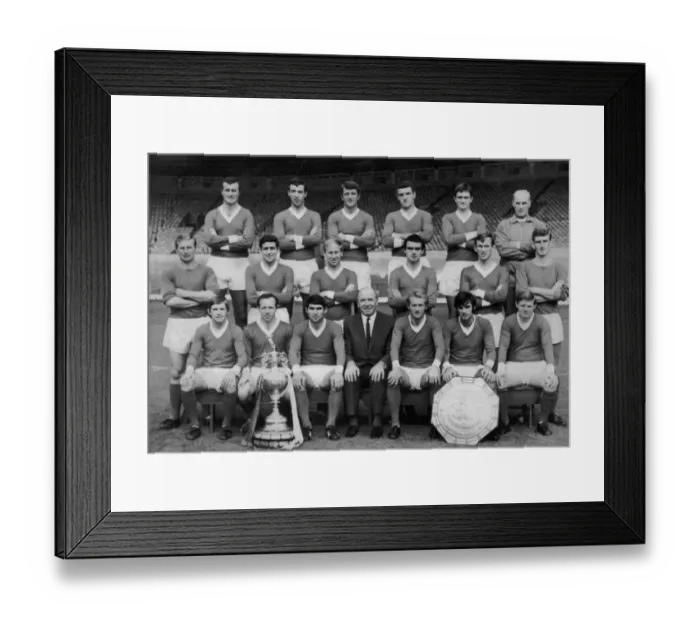 Framed Print : Manchester United Football Club pose for a group photgraph with the League Championship Framed Print : Manchester United Football Club pose for a group photgraph with the League Championship