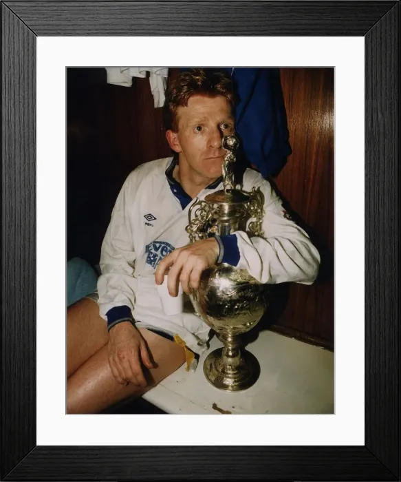 Framed Print : Leeds United footballer Gordon Strachan holds the league division championship trophy