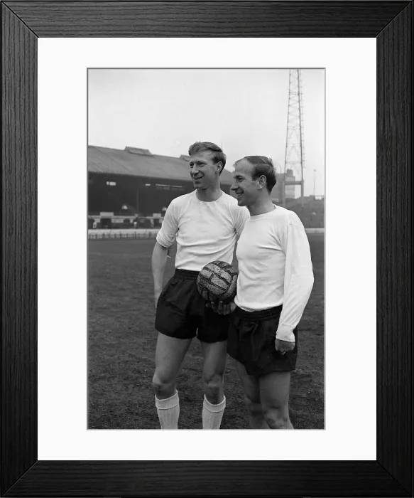 Framed Print : Brothers Jack Charlton (l) and Bobby Charlton (r) pose for pictures ahead of training Framed Print : Brothers Jack Charlton (l) and Bobby Charlton (r) pose for pictures ahead of training