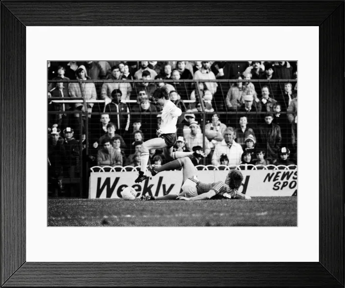 Framed Print : Tottenham Hotspur v Ipswich Town league match at White Hart Lane January 1984 Framed Print : Tottenham Hotspur v Ipswich Town league match at White Hart Lane January 1984