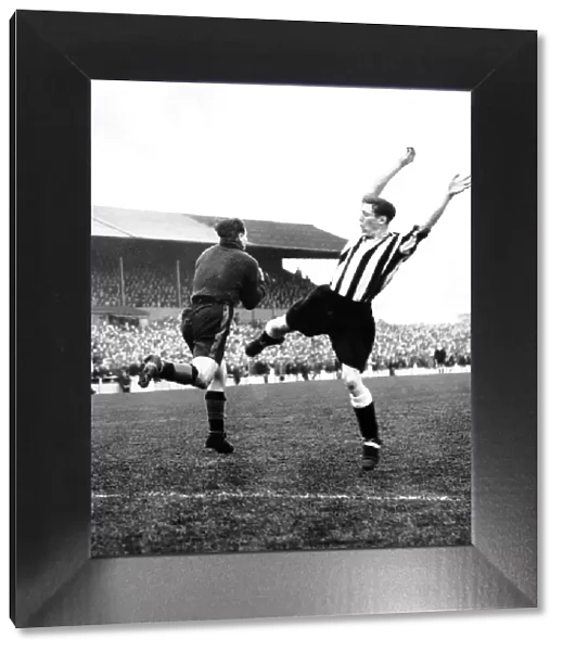Len Shackleton of Newcastle is beaten to the ball Nov 1947 by the Doncaster