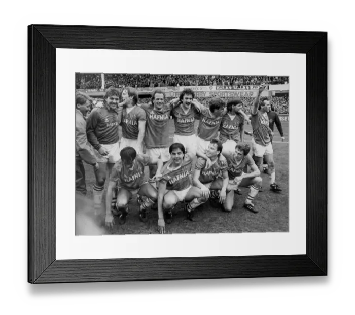 Framed Print : Everton players celebrate following their 2-0 victory over QPR at Goodison Park which