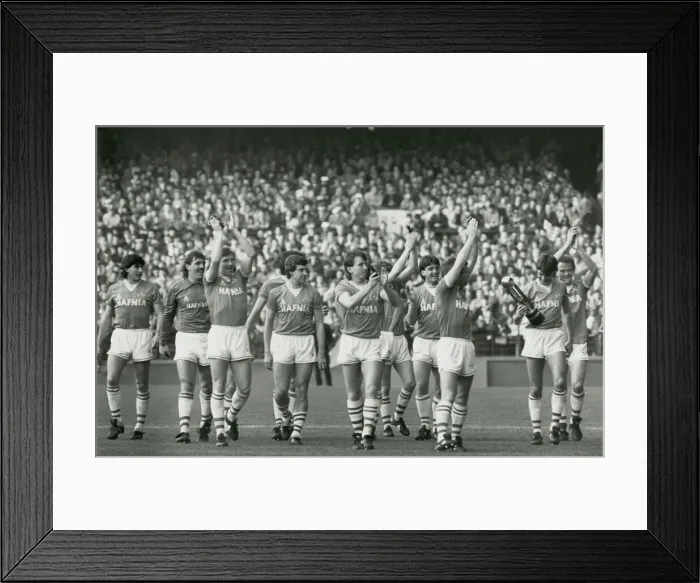 Framed Print : Everton players including Neviile Southall, Gary Stevens, Kevin Sheedy, Trevor Steven Framed Print : Everton players including Neviile Southall, Gary Stevens, Kevin Sheedy, Trevor Steven