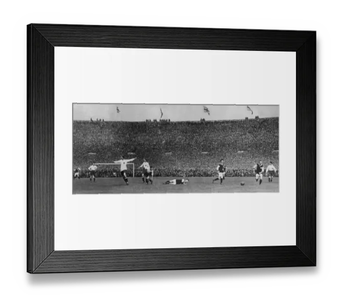 Framed Print : Bolton Wanderers v West Ham FA Cup Final 1923. Bolton centre half Jimmy Seddon appealing