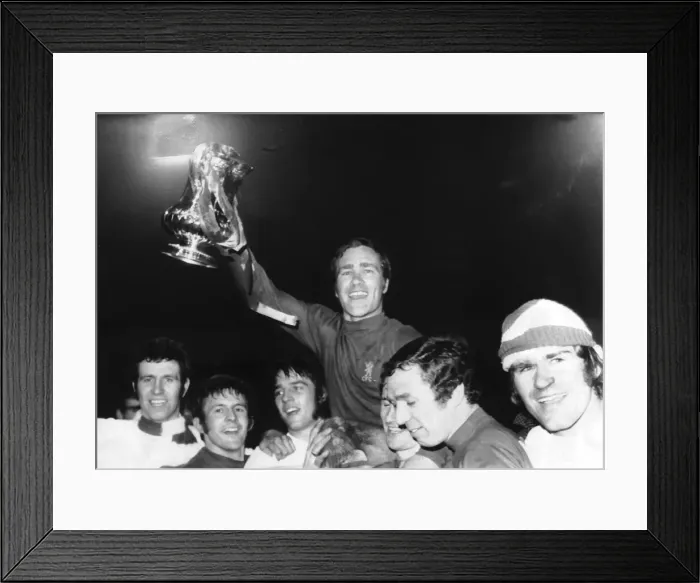 Framed Print : Ron Harris of Chelsea holds up the cup at Old Trafford 1970 after Chelsea had beaten Framed Print : Ron Harris of Chelsea holds up the cup at Old Trafford 1970 after Chelsea had beaten