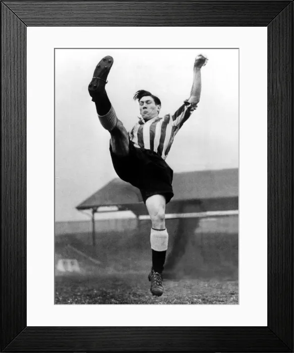 Framed Print : Len Shackleton of Sunderland in action. 28th December 1946 Framed Print : Len Shackleton of Sunderland in action. 28th December 1946