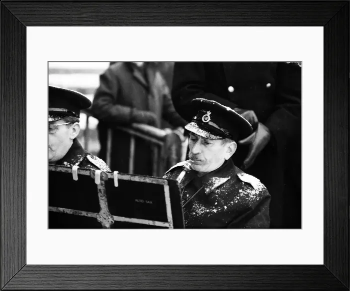 Framed Print : English League Division One match at Highbury, abandoned due to heavy snow Framed Print : English League Division One match at Highbury, abandoned due to heavy snow