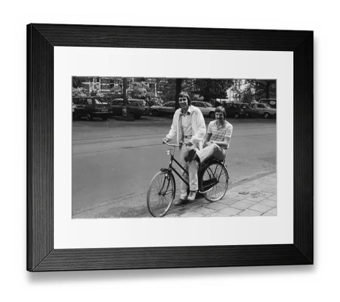 Framed Print : Ipswich Town, morning after winning UEFA Cup. Arnold Muhren (l