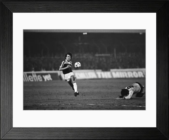 Framed Print : Oxford United v Aston Villa League Cup semi final 2nd leg match at Manor Park March 1986 Framed Print : Oxford United v Aston Villa League Cup semi final 2nd leg match at Manor Park March 1986