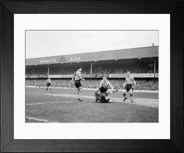 Framed Print : FA Cup fourth round. Southampton 2 v. Watford 2 at The Dell Framed Print : FA Cup fourth round. Southampton 2 v. Watford 2 at The Dell