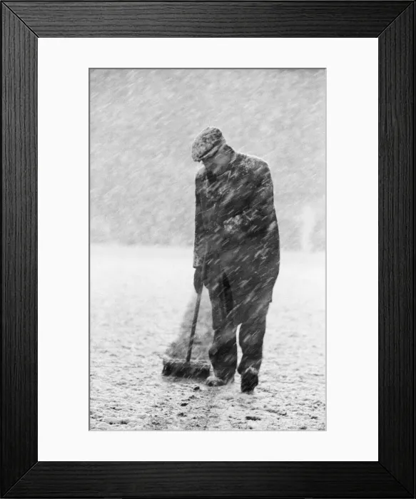 Framed Print : English League Division One match at Highbury, abandoned due to heavy snow