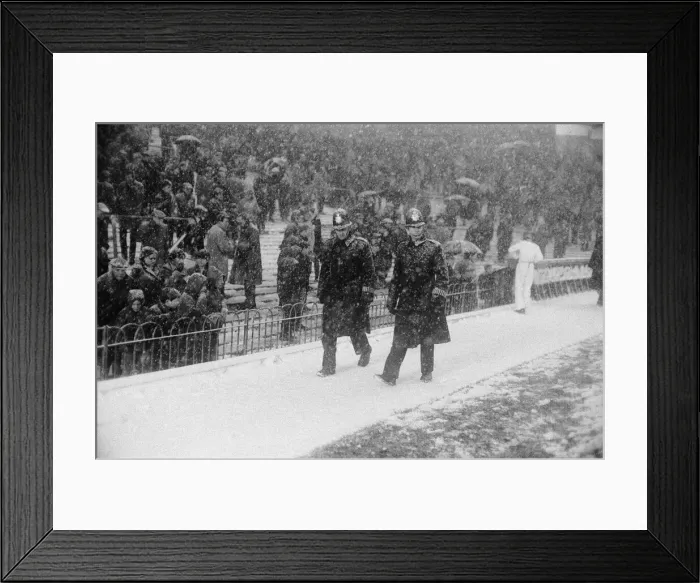 Framed Print : English League Division One match at Highbury, abandoned due to heavy snow Framed Print : English League Division One match at Highbury, abandoned due to heavy snow