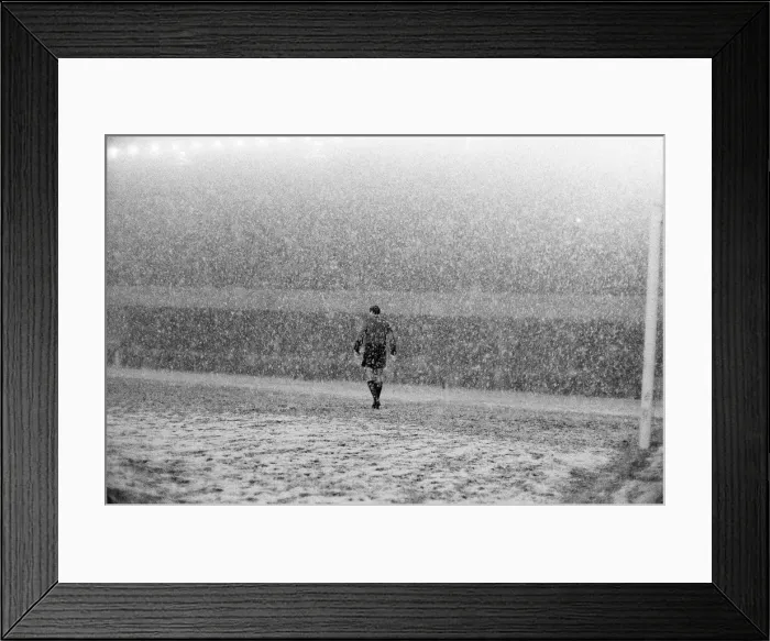 Framed Print : English League Division One match at Highbury, abandoned due to heavy snow Framed Print : English League Division One match at Highbury, abandoned due to heavy snow