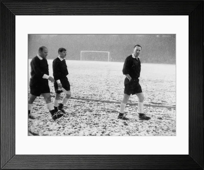 Framed Print : English League Division One match at Highbury, abandoned due to heavy snow Framed Print : English League Division One match at Highbury, abandoned due to heavy snow