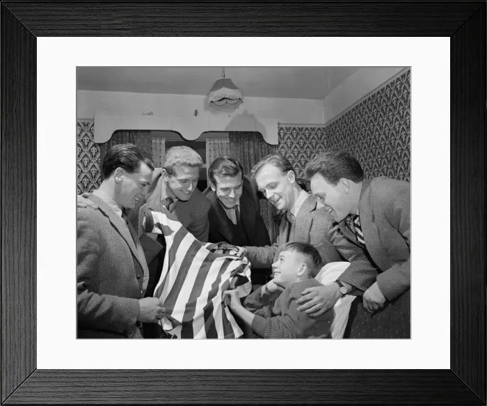 Framed Print : Thirteen year old Denis Homer of Dudley, Worcestershire is visited by footballers of Framed Print : Thirteen year old Denis Homer of Dudley, Worcestershire is visited by footballers of