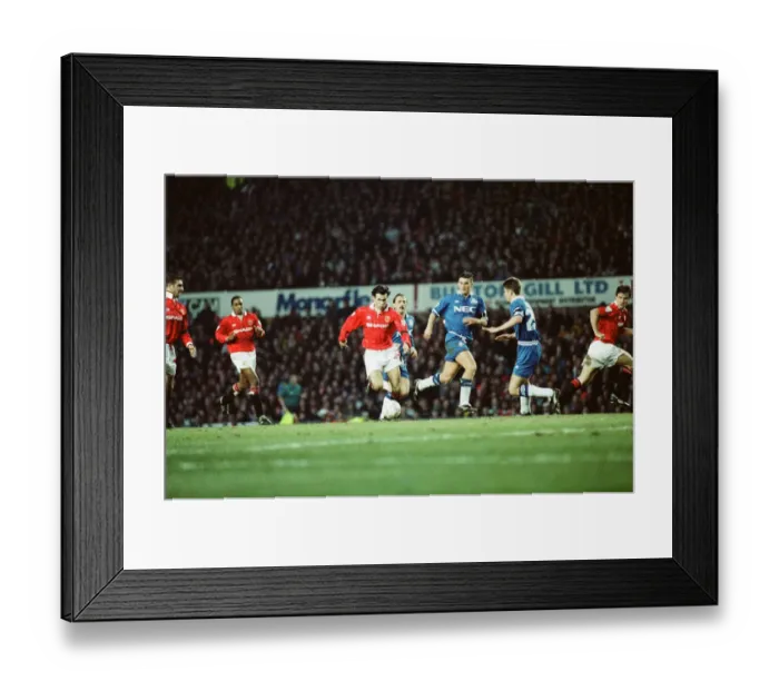 Framed Print : Manchester United v Everton League match at Old Trafford 22nd January 1994