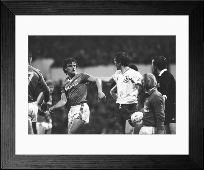 Framed Print : English League Division One match at White Hart Lane. Tottenham Hotspur 2 v Framed Print : English League Division One match at White Hart Lane. Tottenham Hotspur 2 v
