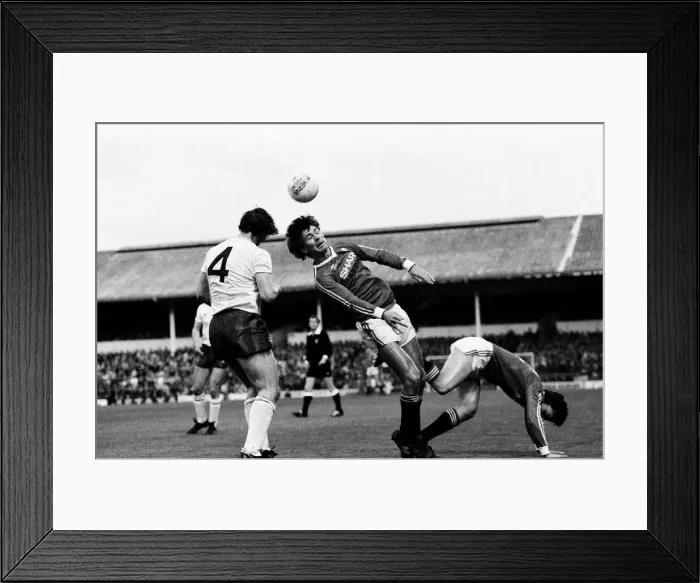 Framed Print : English League Division One match at White Hart Lane. Tottenham Hotspur 2 v Framed Print : English League Division One match at White Hart Lane. Tottenham Hotspur 2 v