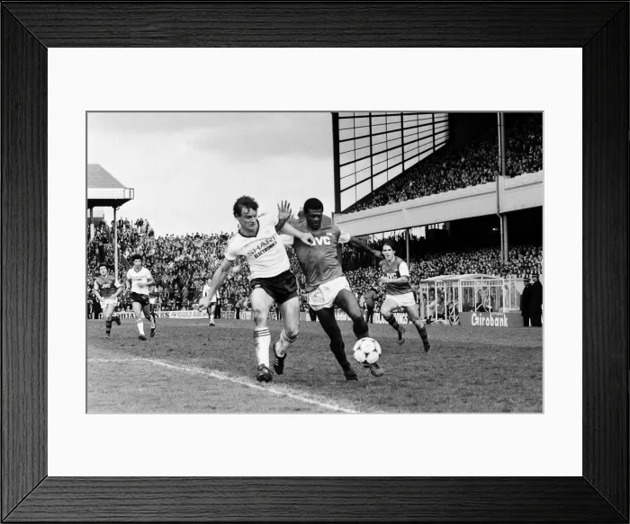 Framed Print : English League Division One match at Highbury. Arsenal 3 v Manchester United 0