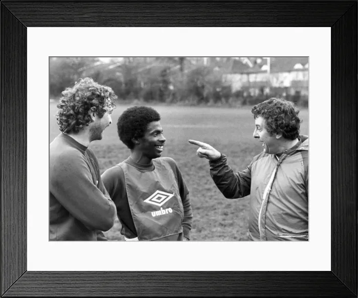 Framed Print : Crystal Palace boss Alan Mullery makes a point to young star Vince Hillaire during Framed Print : Crystal Palace boss Alan Mullery makes a point to young star Vince Hillaire during