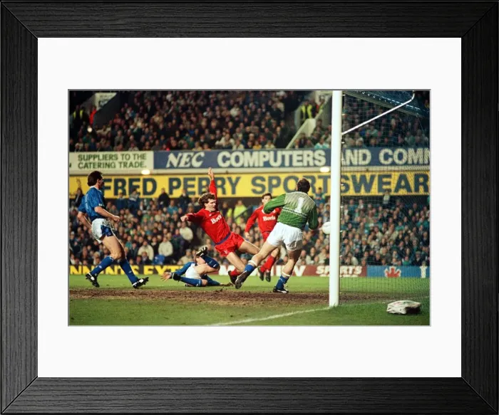 Framed Print : FA Cup Replay. Everton 1 v. Oldham Athletic 1. Ian Marshall in front of goal Framed Print : FA Cup Replay. Everton 1 v. Oldham Athletic 1. Ian Marshall in front of goal