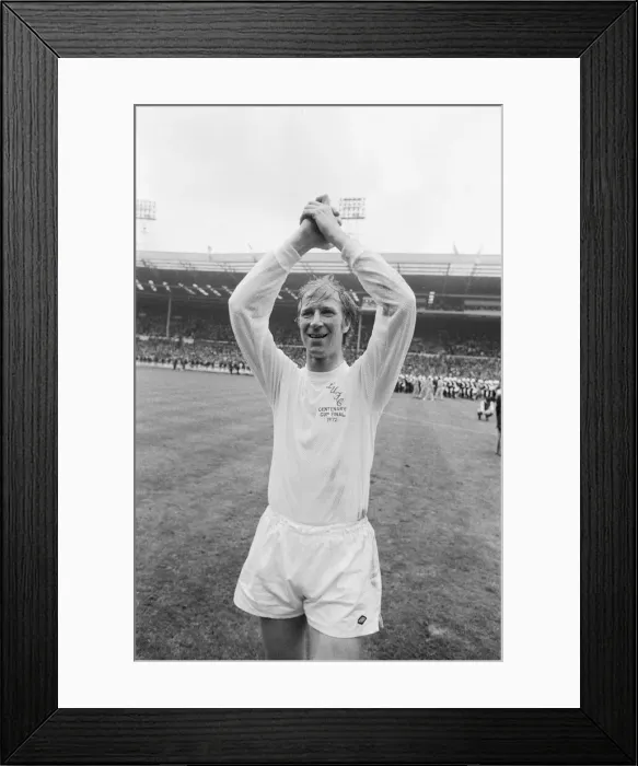 Framed Print : Jackie Charlton acknowledges the Leeds supporters after their one nil victory over Framed Print : Jackie Charlton acknowledges the Leeds supporters after their one nil victory over