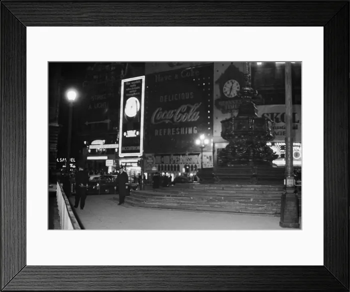 Framed Print : 1966 World Cup Tournament in England. Celebrations in Trafalgar Square in London Framed Print : 1966 World Cup Tournament in England. Celebrations in Trafalgar Square in London