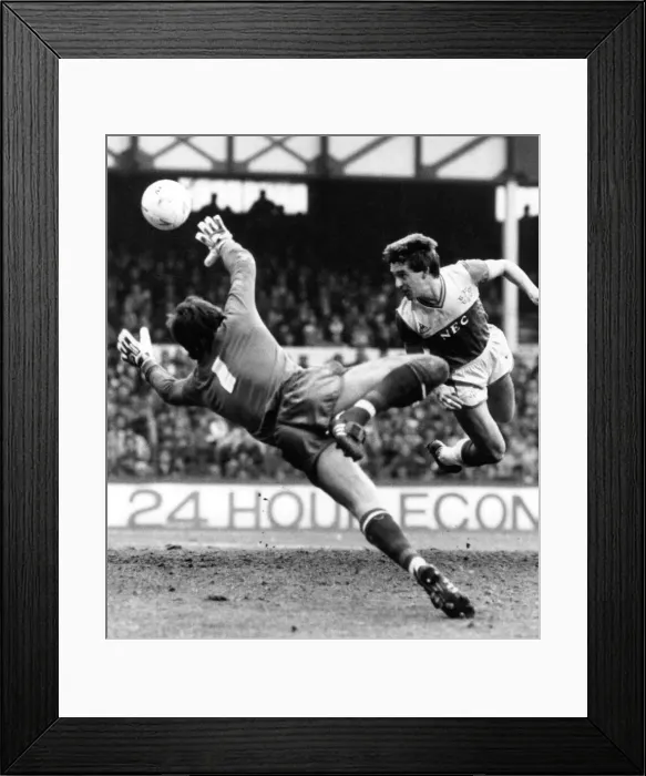 Framed Print : Everton v. Chelsea Eddie Niedzwiecki of Chelsea in action. 16th March 1986 Framed Print : Everton v. Chelsea Eddie Niedzwiecki of Chelsea in action. 16th March 1986