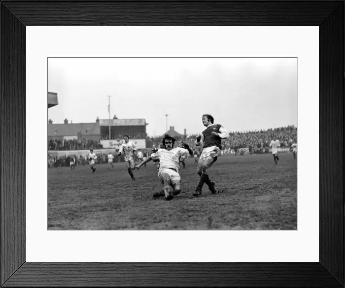 Framed Print : F. A. Cup: Yeovil v. Arsenal: 3rd Round. January 1971 71-00138-049 Framed Print : F. A. Cup: Yeovil v. Arsenal: 3rd Round. January 1971 71-00138-049