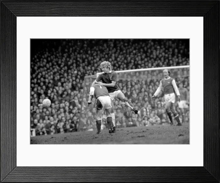 Framed Print : F. A. Cup: Arsenal v. Leicester City. Cross of City holds Kidd of Arsenal