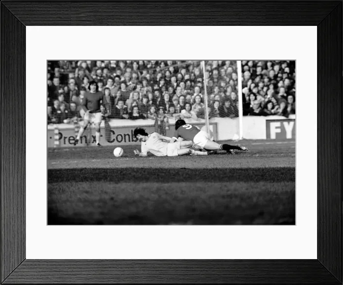 Framed Print : Football: Oxford United vs. Manchester United. February 1975 75-00765-022 Framed Print : Football: Oxford United vs. Manchester United. February 1975 75-00765-022