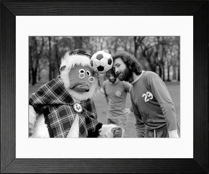 Framed Print : Wimbledon Wombles. January 1975 75-00394-011 Framed Print : Wimbledon Wombles. January 1975 75-00394-011
