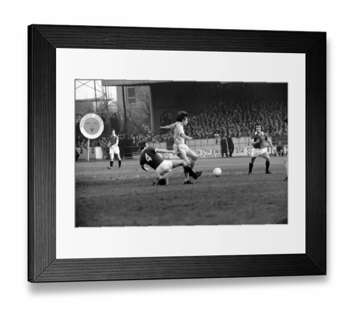Framed Print : Football: Oxford United vs. Manchester United. February 1975 75-00765-027 Framed Print : Football: Oxford United vs. Manchester United. February 1975 75-00765-027