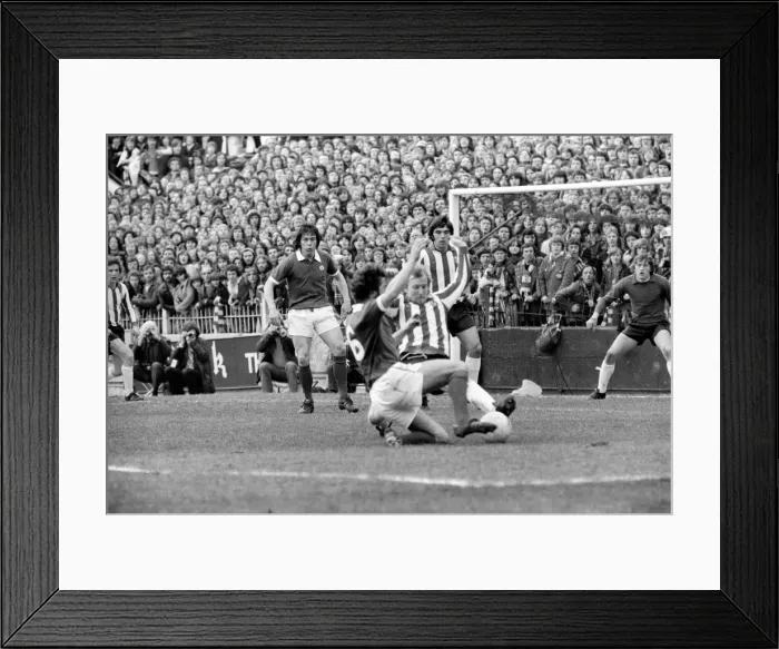 Framed Print : Football: Southampton vs. Manchester United. February 1975 75-00765-035 Framed Print : Football: Southampton vs. Manchester United. February 1975 75-00765-035