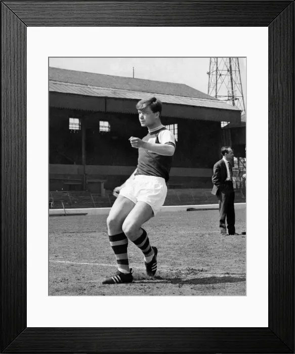 Framed Print : Burnley Footballer: Alex Elder. May 1962 P006213 Framed Print : Burnley Footballer: Alex Elder. May 1962 P006213