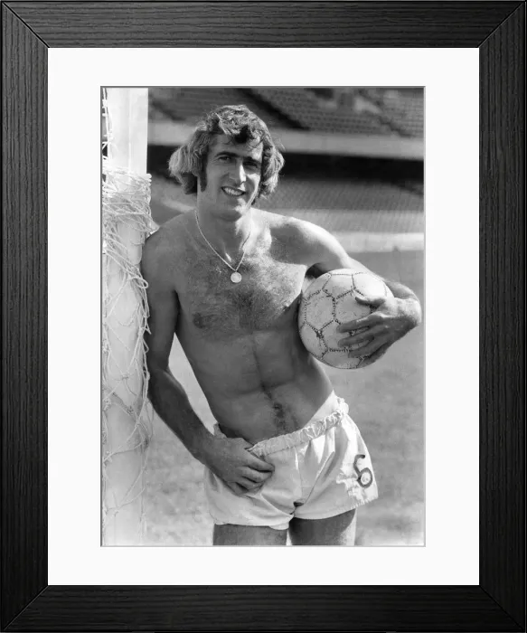 Framed Print : Chelsea goalkeeper Peter Bonetti is back at Stamford Bridge after a successful summer Framed Print : Chelsea goalkeeper Peter Bonetti is back at Stamford Bridge after a successful summer